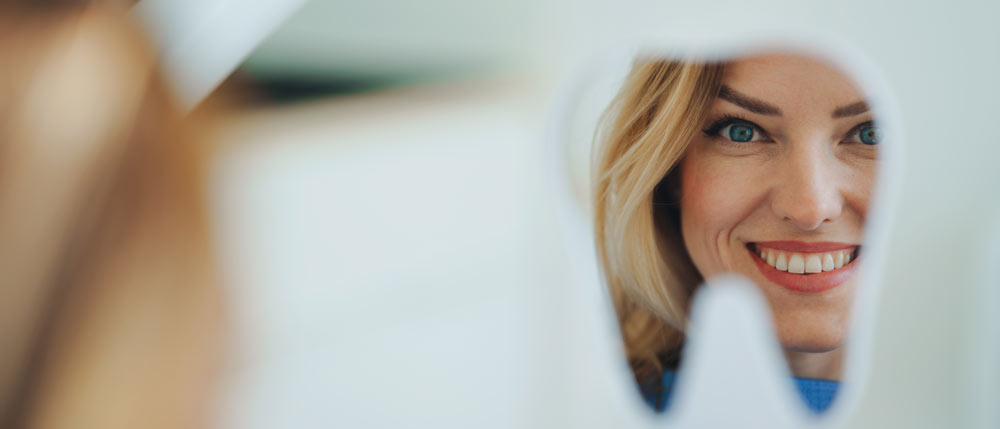 En kvinna speglar sig